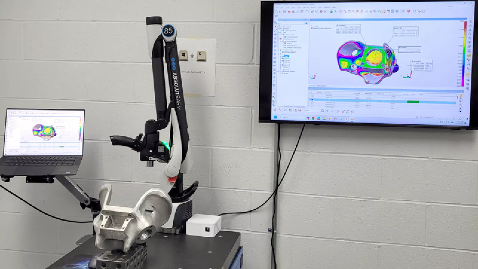 Scannen eines Beckenknochens mit einem Hexagon AS1 3D-Scanner und PolyWorks|Inspector