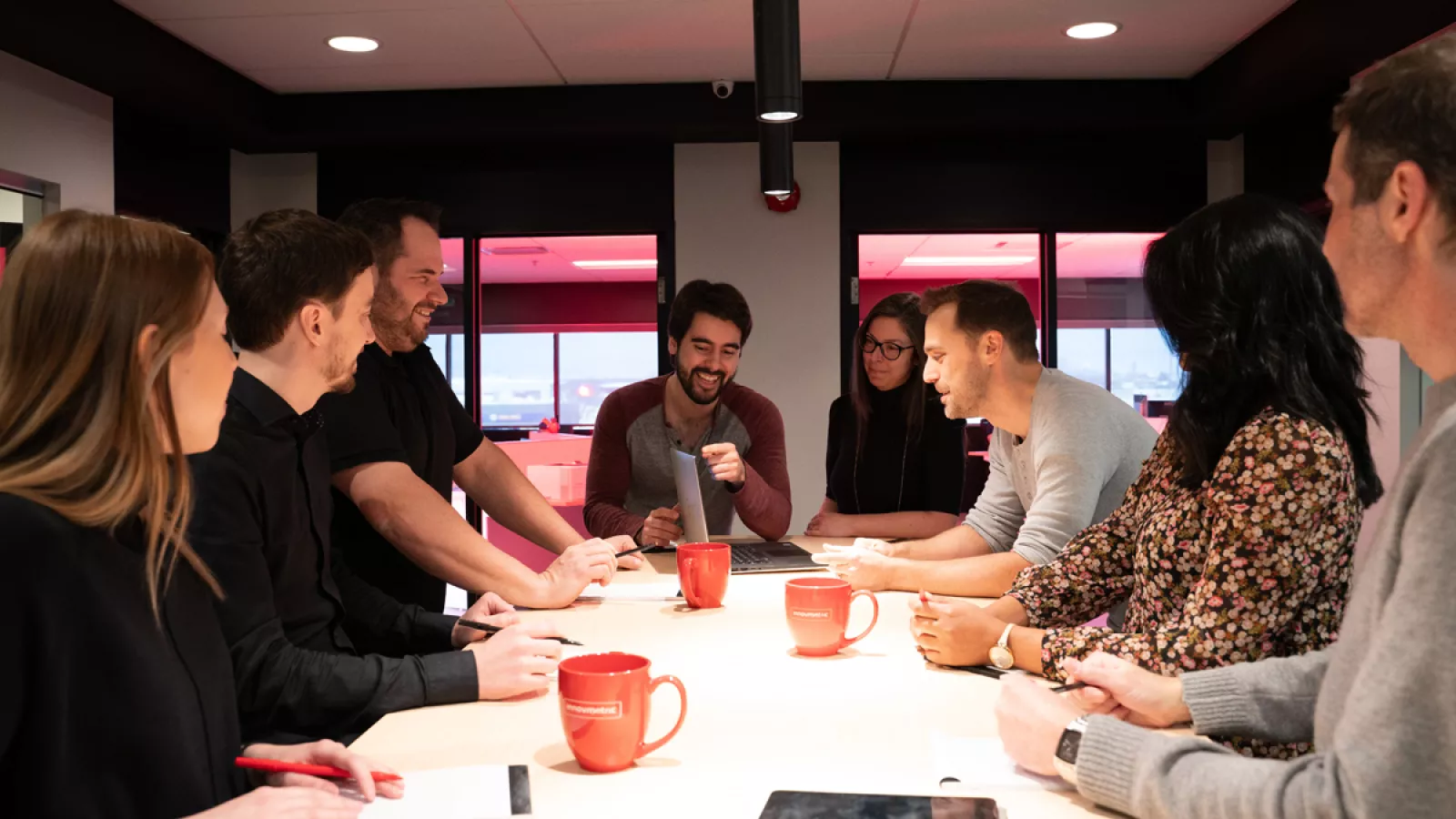 Des employés d'InnovMetric discutent au siège social situé à Québec, Canada.