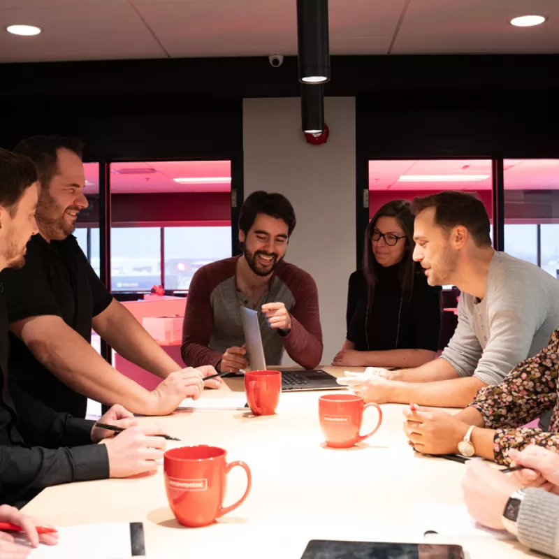 Dipendenti di InnovMetric che conversano nella sede centrale di Quebec City, in Canada.